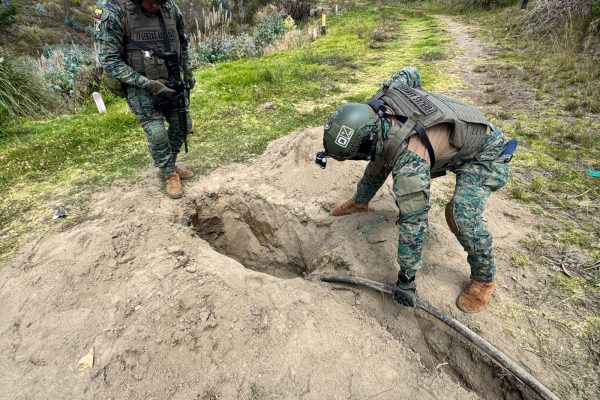 Militares hallan perforación clandestina en Poliducto Ambato