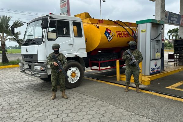 Ejército decomisa tanquero con combustible en Los Ríos